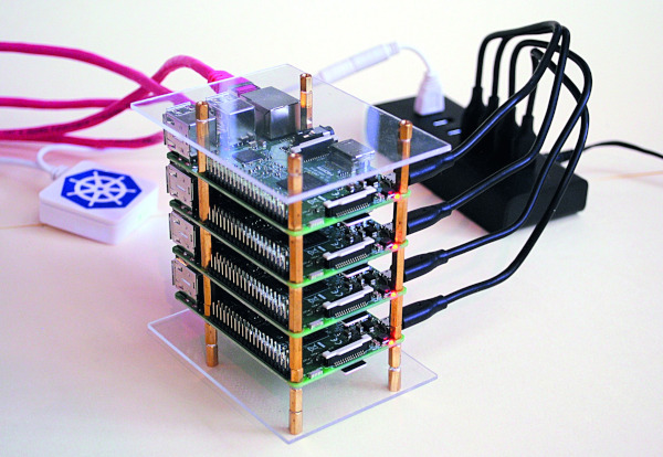 Bild 1: Der Raspberry-Cluster mit USB-Hub und WLAN-Router.
