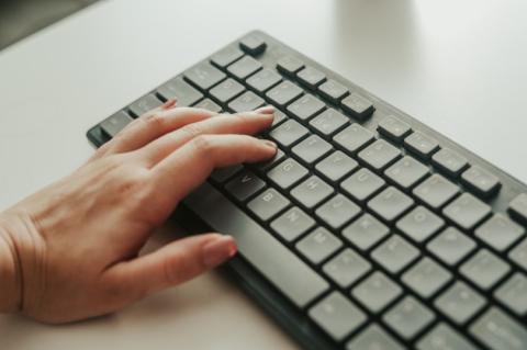 Die Tastaturbedienbarkeit einer Webseite ist eine wichtige Maßnahme für digitale Barrierefreiheit. (Quelle: morethanproduction – 123RF)