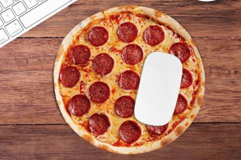 Die Nutzung des Pizza-Mauspads dürfte dem Lieferdienst wohl den einen oder anderen Zusatzauftrag einbringen.