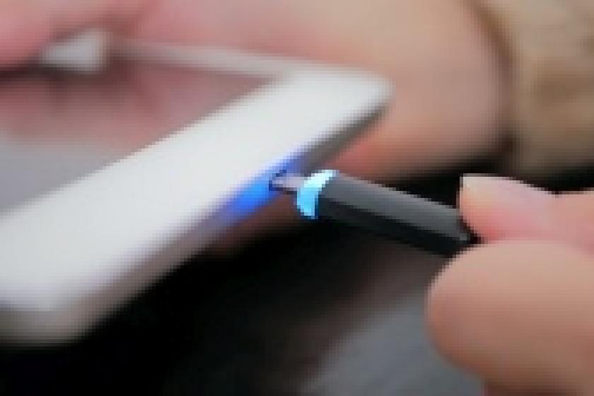 Touchscreens von Mobilgeräten lassen sich über Ladekabel und Netzteile manipulieren.