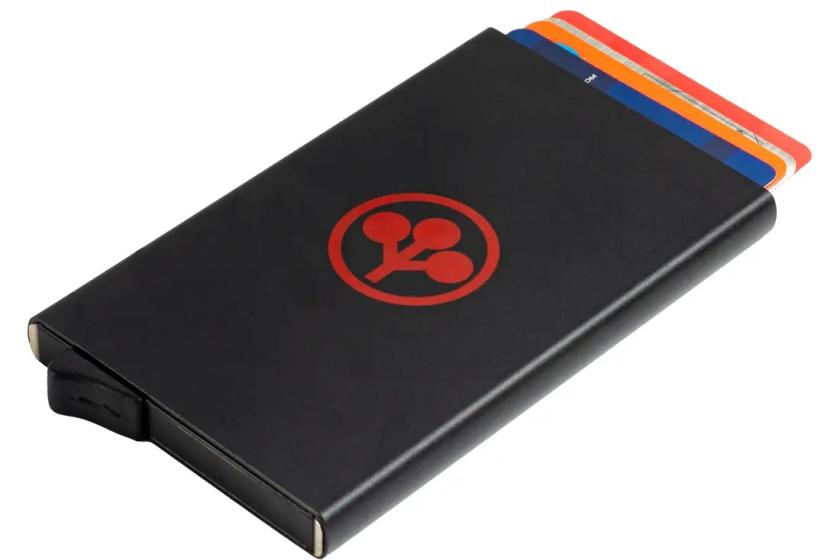 Im Cyberpunk-Kartenetui mit RFID-Schutz lassen sich bis zu acht Karten aufbewahren.