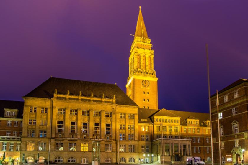 Bei der Digitalisierung der öffentlichen Verwaltung kommt es auch auf die Cyberresilienz an. Im Bild zu sehen ist das Kieler Rathaus.