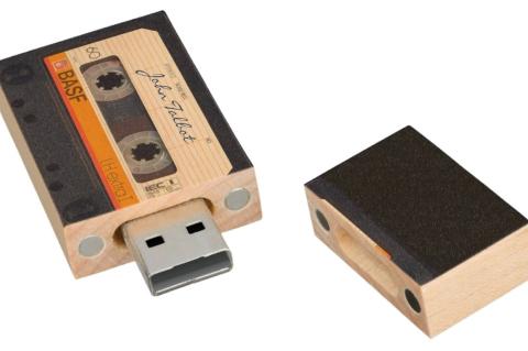 Der hölzerne USB-Stick im Audiotape-Look speichert nicht nur Musik.