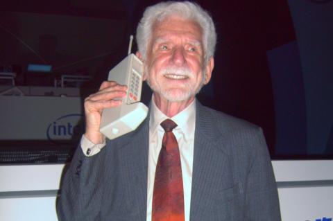 Am 3. April 1973 führte der damalige Motorola-Ingenieur Martin Cooper das erste Handygespräch.