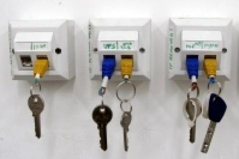 RJ45-Buchse statt Schlüsselbrett: IT-Geeks stecken den Hausschlüssel direkt im Netzwerk ein