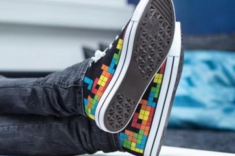 Im lässigen Chucks-Style lassen die Block-Schuhe den Spieleklassiker Tetris hochleben
