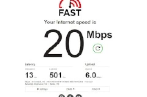 Die Seite "fast.com" zeigt Performancedetails der Internetverbindung übersichtlich an. 
