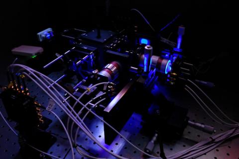 Die Analog Iterative Machine rechnet in Lichtgeschwindigkeit und soll deutlich schneller sein als herkömmliche Computer.